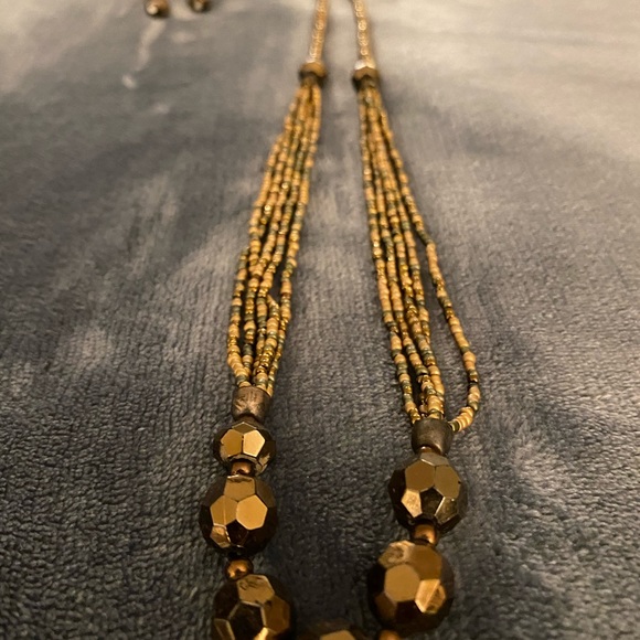 Matching necklace and earring set - Picture 5 of 5